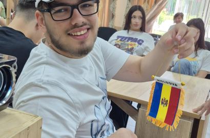  Academia Transfrontalieră „Primii Respondenți”  a pregătit o nouă generație de tineri gata să acționeze în situații de urgență Ungheni, 22 iunie 2026 Douăzeci de tineri din Republica Moldova și România au învățat, timp de cinci zile, cum să reacționeze în situații de urgență, să ofere sprijin comunității și să contribuie la construirea unor localități mai sigure și mai reziliente. Academia Transfrontalieră „Primii Respondenți” a oferit participanților nu doar cunoștințe practice și teoretice, ci și oportun