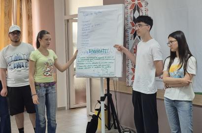  Academia Transfrontalieră „Primii Respondenți”  a pregătit o nouă generație de tineri gata să acționeze în situații de urgență Ungheni, 22 iunie 2026 Douăzeci de tineri din Republica Moldova și România au învățat, timp de cinci zile, cum să reacționeze în situații de urgență, să ofere sprijin comunității și să contribuie la construirea unor localități mai sigure și mai reziliente. Academia Transfrontalieră „Primii Respondenți” a oferit participanților nu doar cunoștințe practice și teoretice, ci și oportun