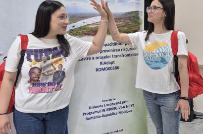  Academia Transfrontalieră „Primii Respondenți”  a pregătit o nouă generație de tineri gata să acționeze în situații de urgență Ungheni, 22 iunie 2026 Douăzeci de tineri din Republica Moldova și România au învățat, timp de cinci zile, cum să reacționeze în situații de urgență, să ofere sprijin comunității și să contribuie la construirea unor localități mai sigure și mai reziliente. Academia Transfrontalieră „Primii Respondenți” a oferit participanților nu doar cunoștințe practice și teoretice, ci și oportun