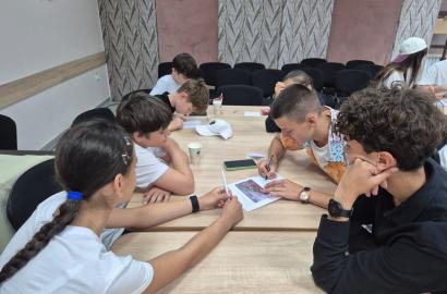  Academia Transfrontalieră „Primii Respondenți”  a pregătit o nouă generație de tineri gata să acționeze în situații de urgență Ungheni, 22 iunie 2026 Douăzeci de tineri din Republica Moldova și România au învățat, timp de cinci zile, cum să reacționeze în situații de urgență, să ofere sprijin comunității și să contribuie la construirea unor localități mai sigure și mai reziliente. Academia Transfrontalieră „Primii Respondenți” a oferit participanților nu doar cunoștințe practice și teoretice, ci și oportun